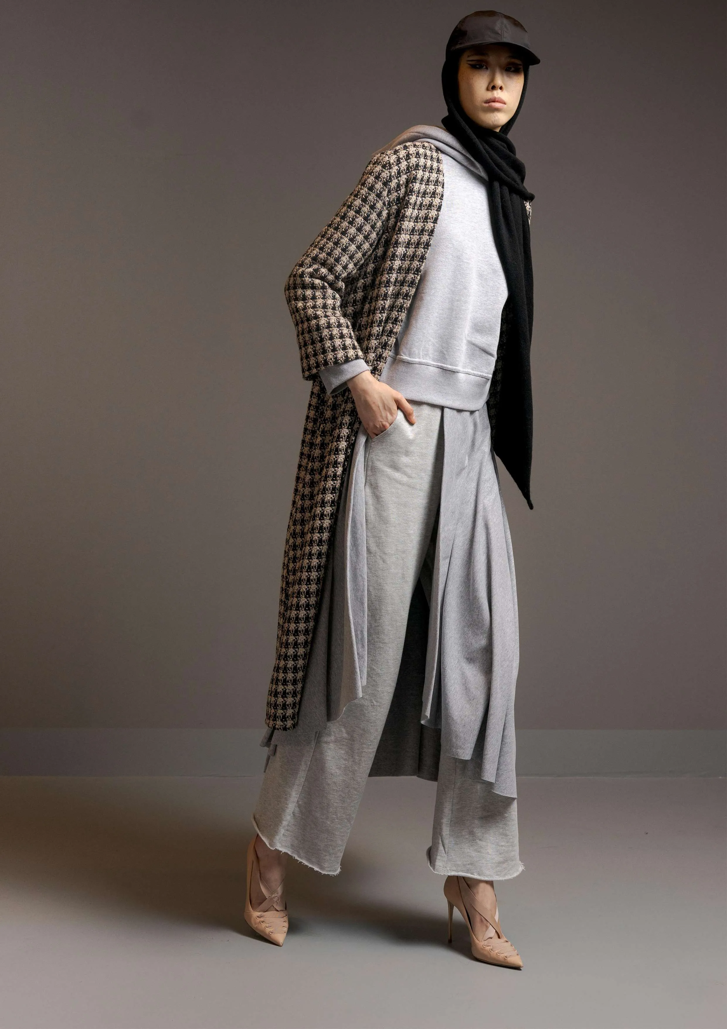 Elegant Abu Dhabi Tweed Abaya with Modern Design and Luxurious Comfort