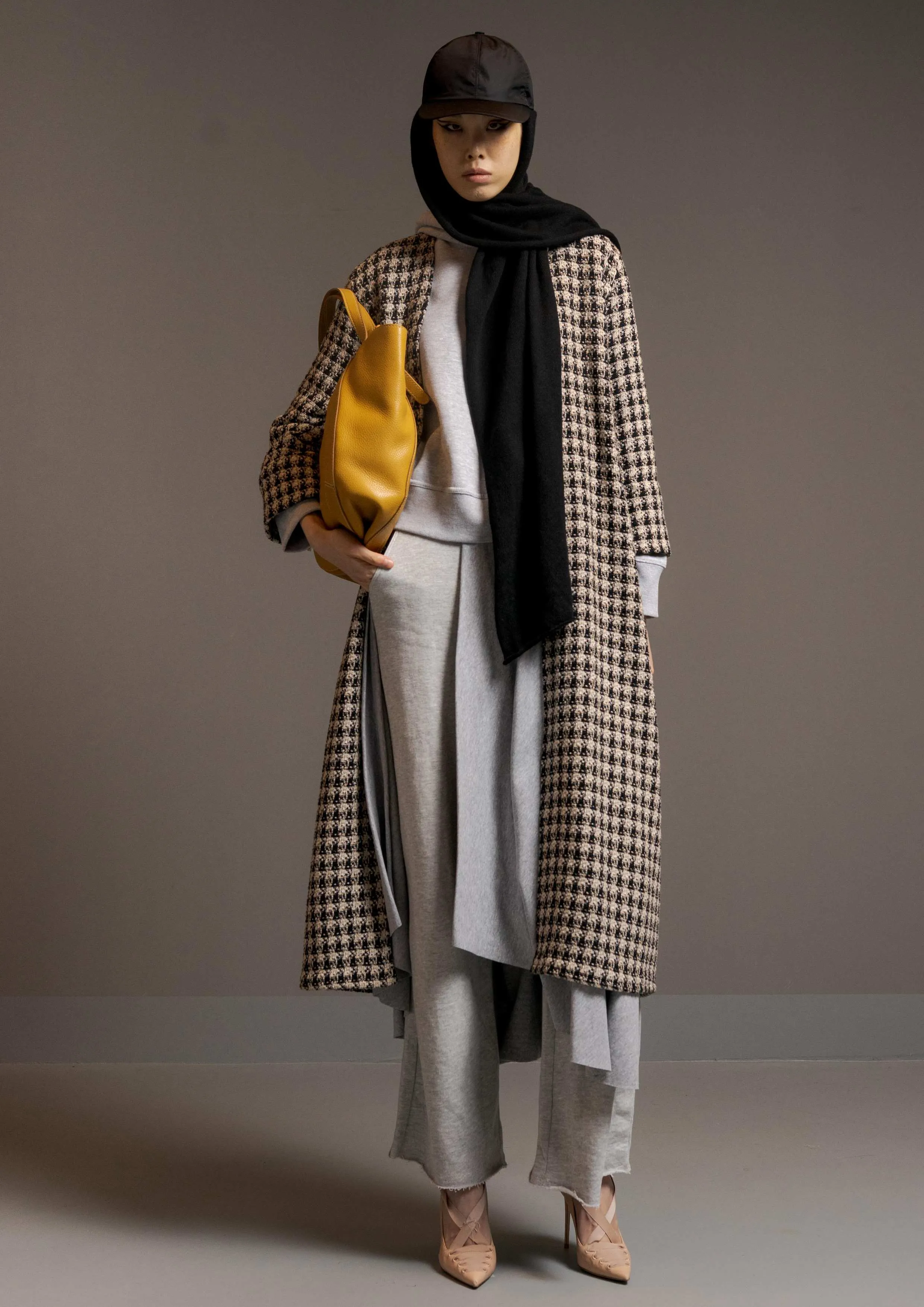 Elegant Abu Dhabi Tweed Abaya with Modern Design and Luxurious Comfort