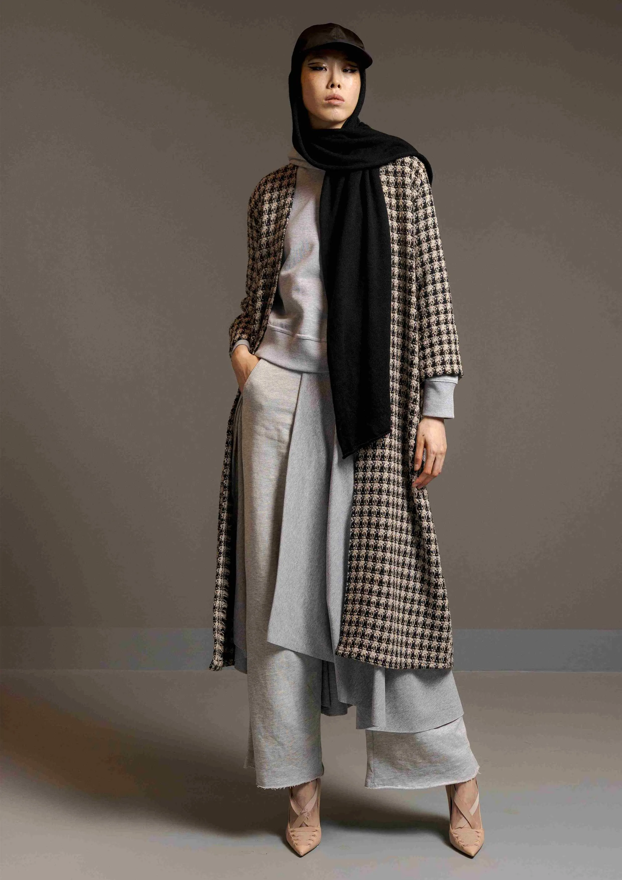 Elegant Abu Dhabi Tweed Abaya with Modern Design and Luxurious Comfort